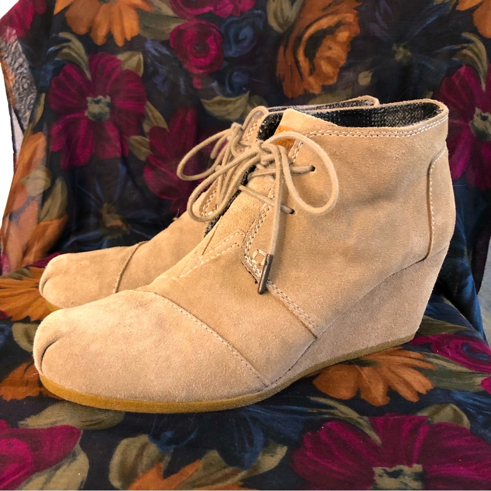 TOMS Women's Size W 10 Desert Wedge Tan Suede Flannel Lined Ankle Boots